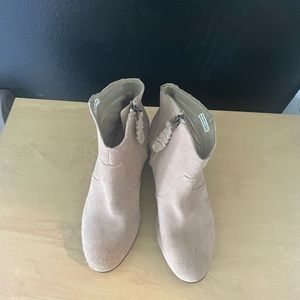 Crocs Chelsea Wedge Booties 6.5 Tan Suede